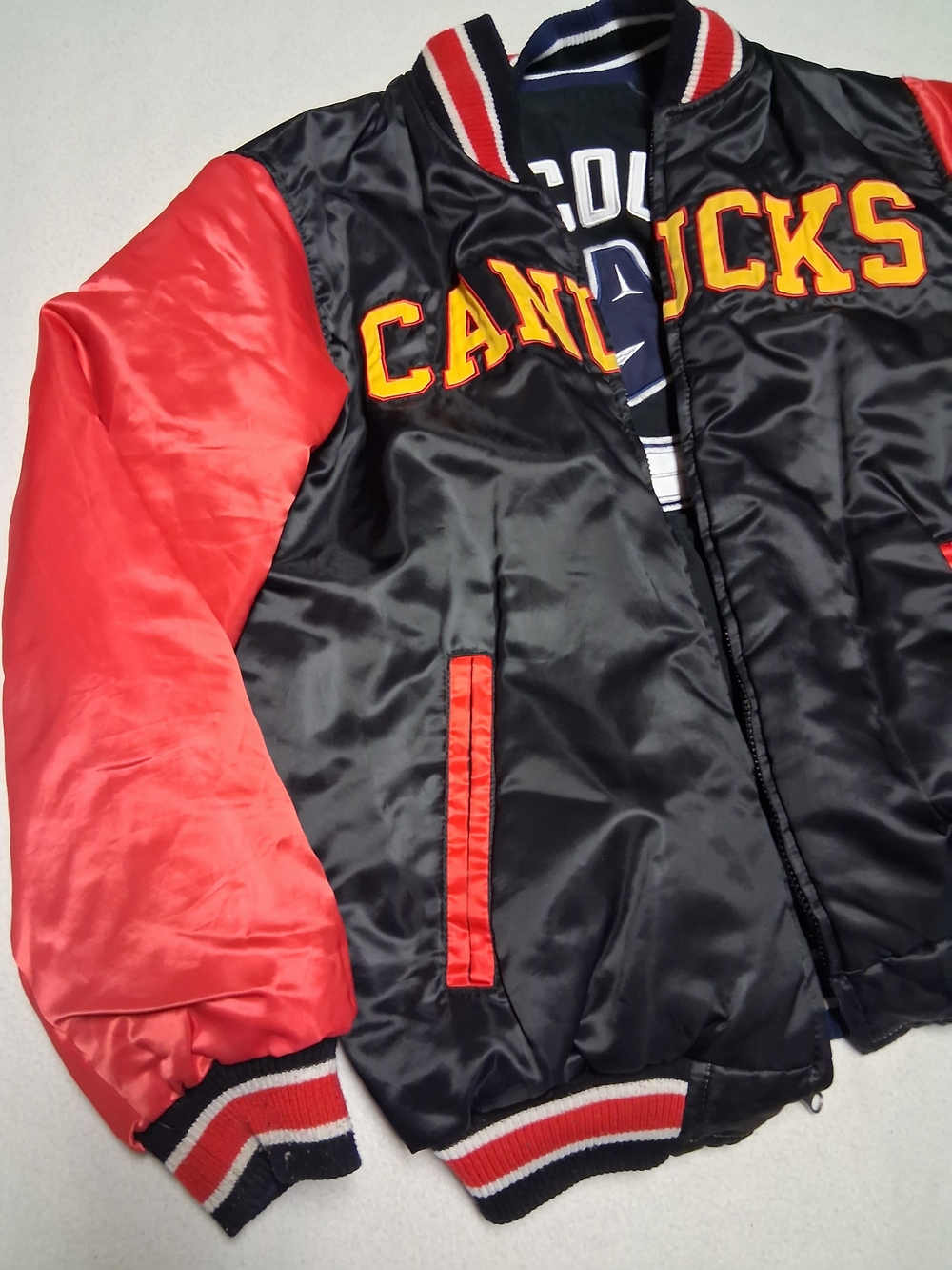 Reversable Vancouver Canucks Black Logo Bomber Jacket - Picture 15 of 15